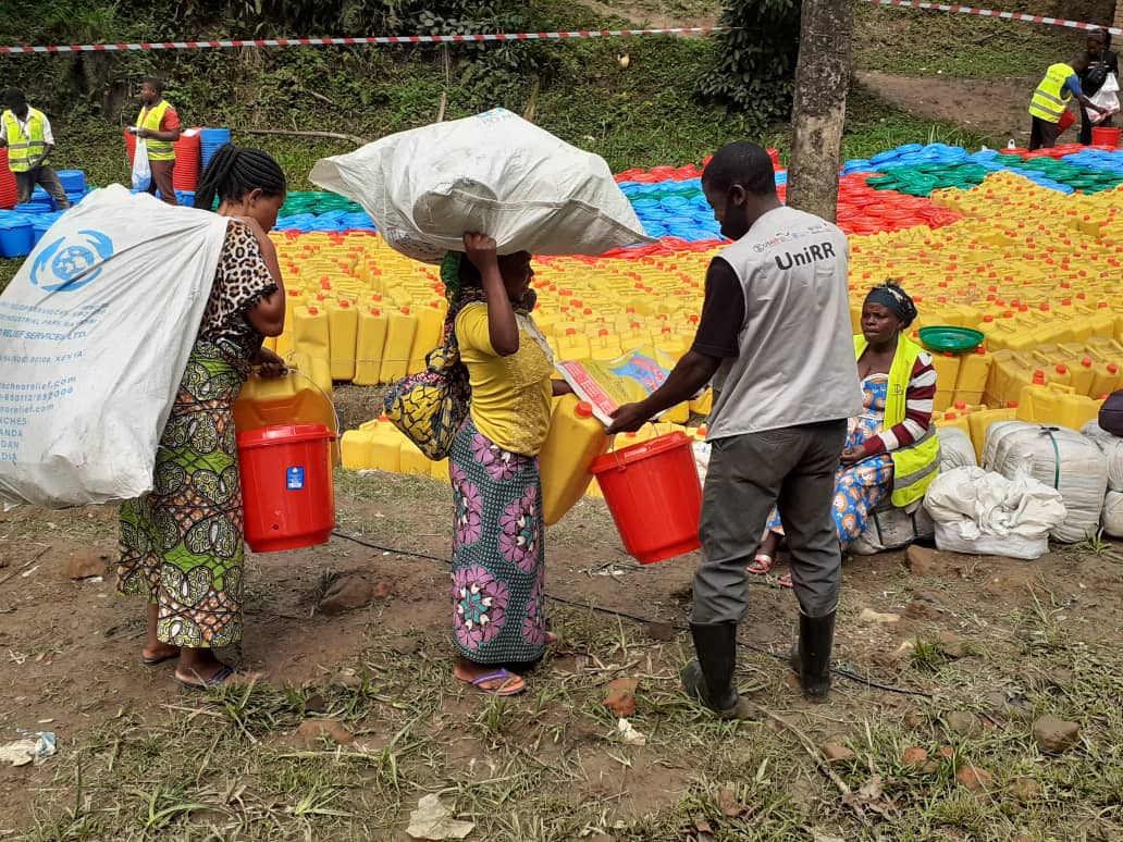 UNICEFDRC's tweet photo. Plus de 2.5.. familles déplacées à Burhinyi dans la province du Sud-Kivu ont reçu des kits d’urgence grâce au soutien de @USAIDSavesLives, @GermanyDiplo, @UNCERF, @Sida et @MofaJapan_en. https://t.co/eyXru3O7Ow