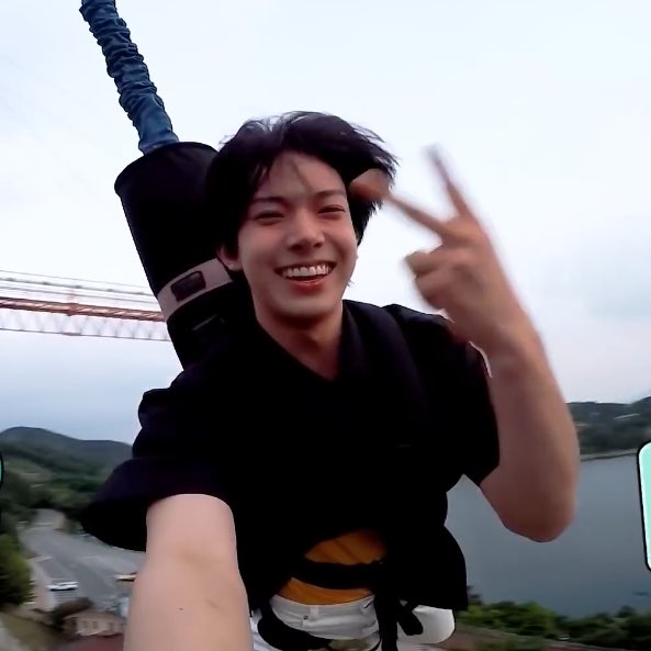 นับคือฮีซึงเลย เปนคนกลัวความสูงเเต่กล้าโดดบันจี้จัมพ์ ตอนเเรกดูกังวลมากเเต่พอโดดเเล้วเหมือนปลดปล่อย ดูสนุกไปเลย ค่ตเท่อ่ะฮีซึง ปรบมือ👏🏻