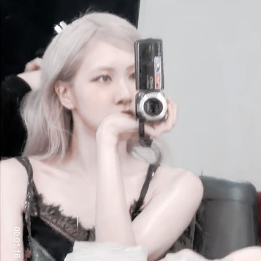 rouzxie's tweet photo. ⠀

                𝐀𝐧𝐝 𝐬𝐡𝐞 𝐝𝐚𝐧𝐜𝐞𝐝 𝐥𝐢𝐤𝐞 
                𝐟𝐥𝐚𝐦𝐞𝐬 𝐚𝐭 𝐚 𝐛𝐨𝐧𝐟𝐢𝐫𝐞.

                  ⠀ https://t.co/rHWLLEEdRv