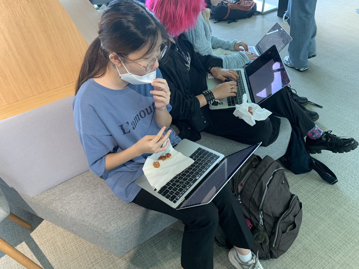 pimstar's tweet image. Gr 10s launched into straight into our #mastersnack unit with a taste test of the unsuspecting looking pretzels 🥨 and pringles🫓. #lookscanbedecieving @WAB_LIVE #mypdesign #wabdesign @klbeasley @r_langlands @brianmcewen