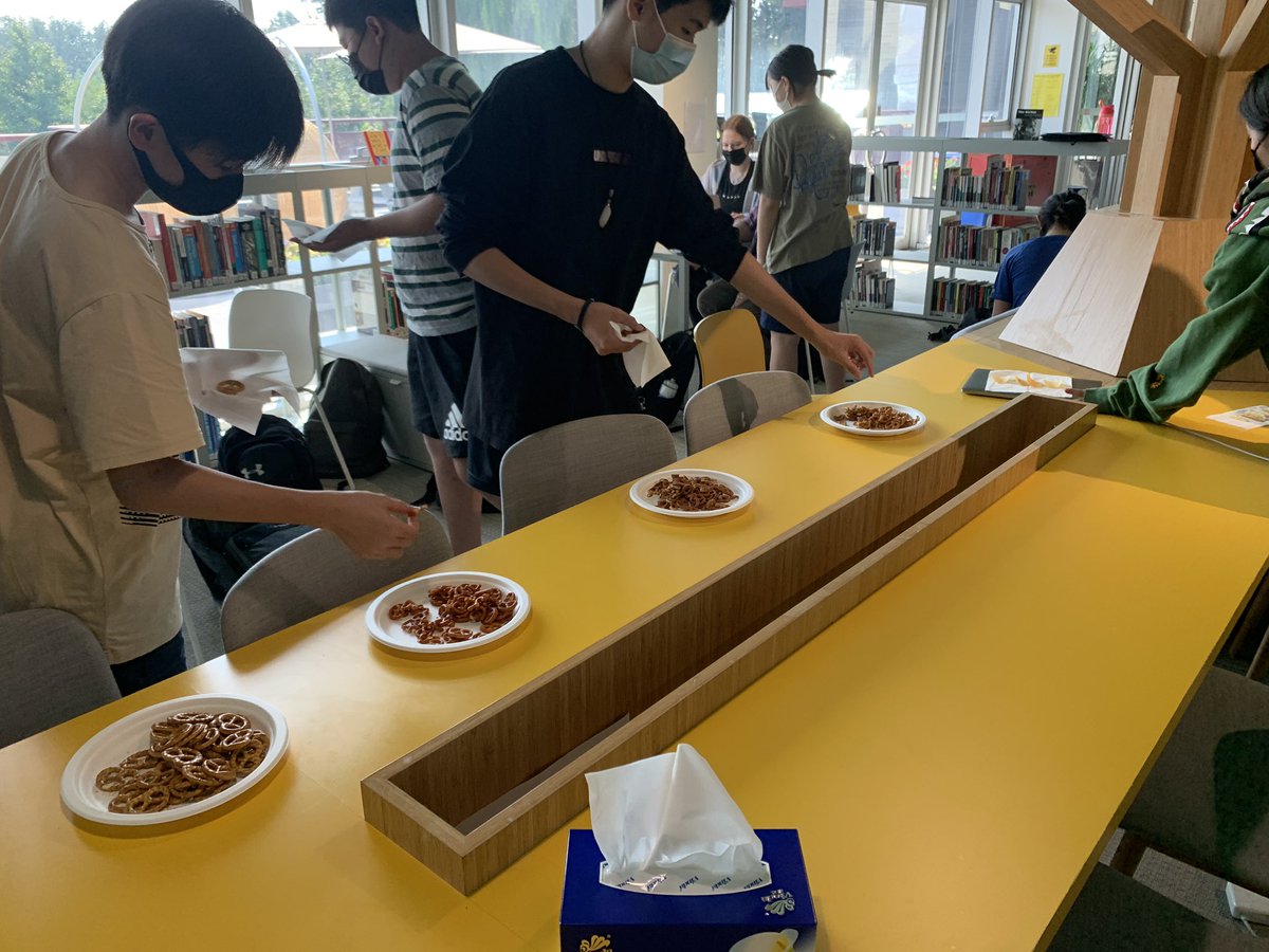 pimstar's tweet image. Gr 10s launched into straight into our #mastersnack unit with a taste test of the unsuspecting looking pretzels 🥨 and pringles🫓. #lookscanbedecieving @WAB_LIVE #mypdesign #wabdesign @klbeasley @r_langlands @brianmcewen