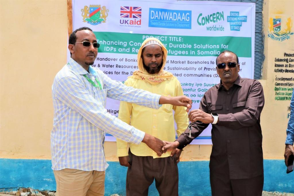 UKinSomalia's tweet photo. 9,000 families now have access to clean and safe water in Hanano village, #Baidoa, thanks to #UKaid. 

In support of sustainable solutions for displaced communities, the 🇬🇧supported the drilling of a borehole that's contributing to Baidoa’s water supply. https://t.co/UEQDYZSU8l