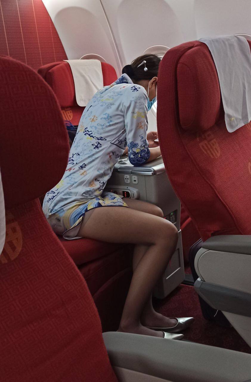 空姐小可爱on X: 偷偷拍一下我们这一组空乘小姐姐里最好看的，她平时在全国各地每个城市都有自己的伴侣，空姐 套路深啊，找到这样的女朋友绿帽真是带老高了#