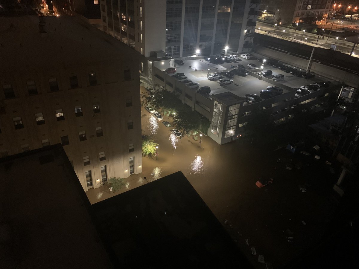 dMORE14's tweet photo. @ColleenWeather @weatherchannel Live view at 23rd and Arch https://t.co/jxHWgMRAwu