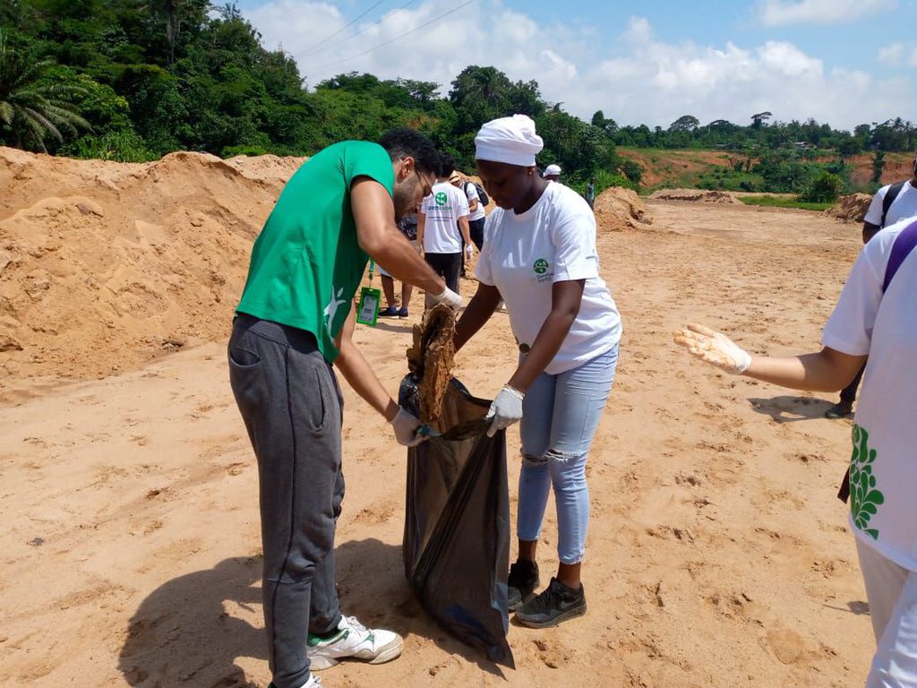 UReportCocody's tweet photo. Et nous posons des actions profitables à l’environnement.
#GreenIvory 🌱
#SentiersVerts 🧡
#UReportCocody 🤍
#ComportementEcologique 💚 https://t.co/vw1U55YFFp