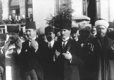 Oysa Türkiye tam da böyle kuruldu; TBMM 23 Nisan 1920 Cuma günü dualarla açıldı. 

Sen bu taş çağından kalma taş kafalıların kusuruna bakma Paşam…