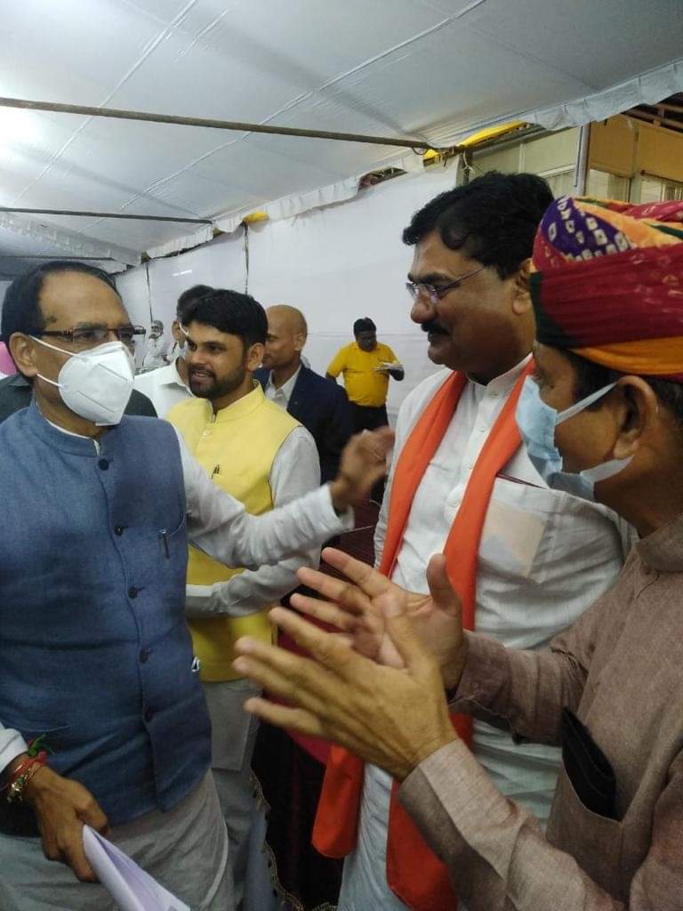 AjaysinghKilak's tweet photo. आज मध्यप्रदेश के माननीय मुख्यमंत्री श्री@ChouhanShivrajजी से शिष्टाचार भेंट ,BJP के कार्यकाल में MP के चहुँमुखी विकास एवं सुशासन के लिए धन्यवाद ज्ञापित किया 
व MP के कृषिमंत्री श्री @KamalPatelBJPजी से MP में कृषिविभाग द्वारा किसानों के हितों के लिए चल रही योजनाओं की जानकारी ली https://t.co/A7glbGF7r0