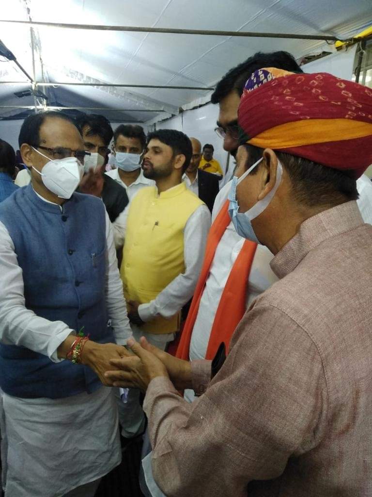 AjaysinghKilak's tweet photo. आज मध्यप्रदेश के माननीय मुख्यमंत्री श्री@ChouhanShivrajजी से शिष्टाचार भेंट ,BJP के कार्यकाल में MP के चहुँमुखी विकास एवं सुशासन के लिए धन्यवाद ज्ञापित किया 
व MP के कृषिमंत्री श्री @KamalPatelBJPजी से MP में कृषिविभाग द्वारा किसानों के हितों के लिए चल रही योजनाओं की जानकारी ली https://t.co/A7glbGF7r0