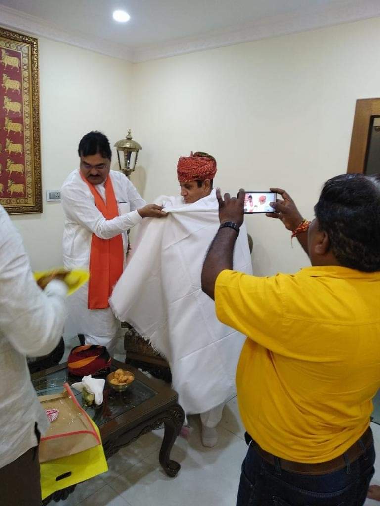 AjaysinghKilak's tweet photo. आज मध्यप्रदेश के माननीय मुख्यमंत्री श्री@ChouhanShivrajजी से शिष्टाचार भेंट ,BJP के कार्यकाल में MP के चहुँमुखी विकास एवं सुशासन के लिए धन्यवाद ज्ञापित किया 
व MP के कृषिमंत्री श्री @KamalPatelBJPजी से MP में कृषिविभाग द्वारा किसानों के हितों के लिए चल रही योजनाओं की जानकारी ली https://t.co/A7glbGF7r0
