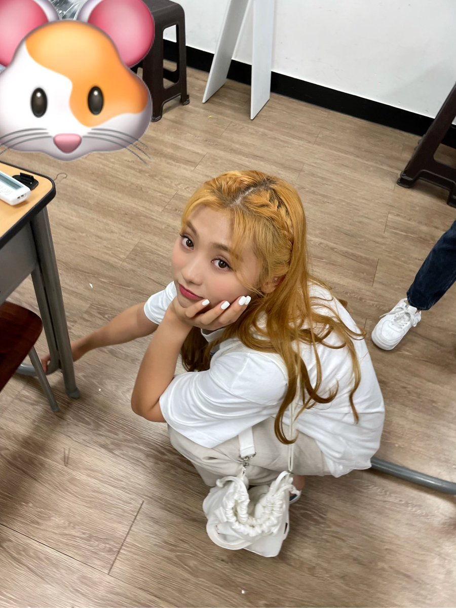 cignature_J9's tweet photo. 뭐~~~~해~~~? #벨이벨이쪼아

#시그니처 #cignature #벨 #Belle https://t.co/uJtn98TOc8