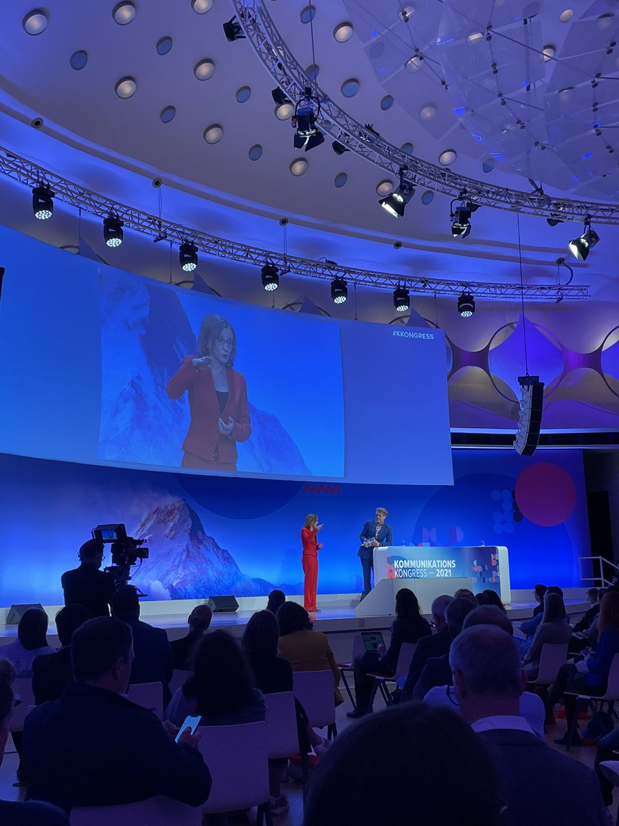 „Das ist ein #Streik gegen das Klima. Ich hoffe, wir kommen wieder in den Modus, dass wir alle zusammen an einem Strang ziehen“, sagt Dr. Sigrid Nikutta von <a href="/DB_Cargo/">DB Cargo</a> beim #Kkongress. #gdl