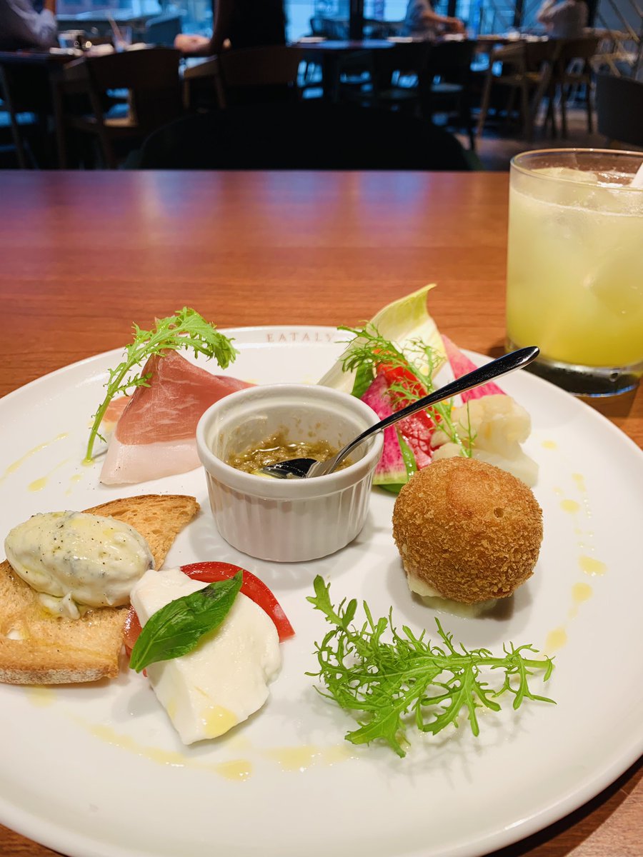 panzyminmin's tweet photo. #イータリー銀座店  初ランチ。前菜盛り合わせ、円盤形パスタのサフラン魚介ソース、パン��コッタ、ハーブティーで3900円のセレブ価格。素材、個性的な調理法、全て完璧❗️カフェやイタリア食材も売っていて幸せな空間✨

#ソロ活 #孤独のグルメ #都内ランチ巡り #イタリアン https://t.co/UUT63Rnpae