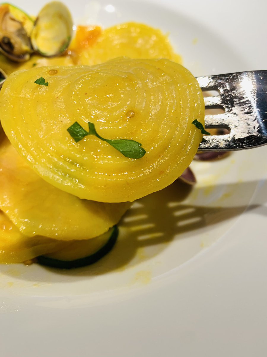 panzyminmin's tweet photo. #イータリー銀座店  初ランチ。前菜盛り合わせ、円盤形パスタのサフラン魚介ソース、パン��コッタ、ハーブティーで3900円のセレブ価格。素材、個性的な調理法、全て完璧❗️カフェやイタリア食材も売っていて幸せな空間✨

#ソロ活 #孤独のグルメ #都内ランチ巡り #イタリアン https://t.co/UUT63Rnpae
