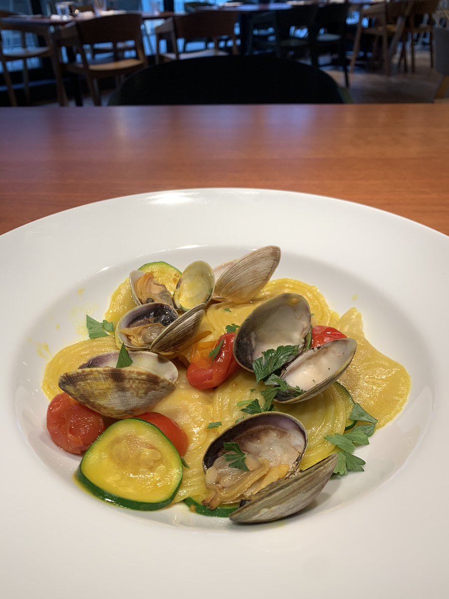 panzyminmin's tweet photo. #イータリー銀座店  初ランチ。前菜盛り合わせ、円盤形パスタのサフラン魚介ソース、パン��コッタ、ハーブティーで3900円のセレブ価格。素材、個性的な調理法、全て完璧❗️カフェやイタリア食材も売っていて幸せな空間✨

#ソロ活 #孤独のグルメ #都内ランチ巡り #イタリアン https://t.co/UUT63Rnpae