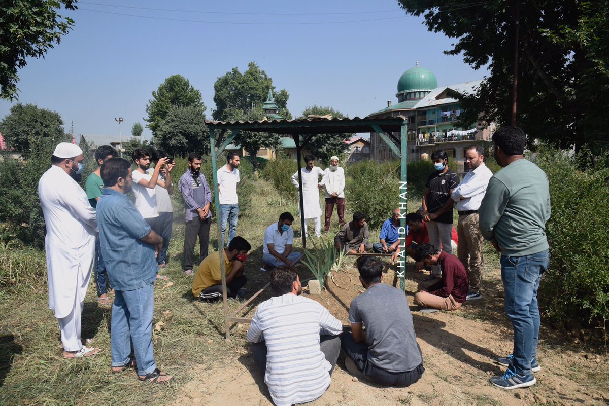 mzzulfi's tweet photo. #Kashmiri Separatist Leader #SyedAliGeelani Passed Away Last Night And Was Laid To Rest At Local Graveyard Amid Restrictions. Today People Offer Prayers At His Grave. #Kashmir 

📷@khalidHkhan_ https://t.co/0C5izlXGgd