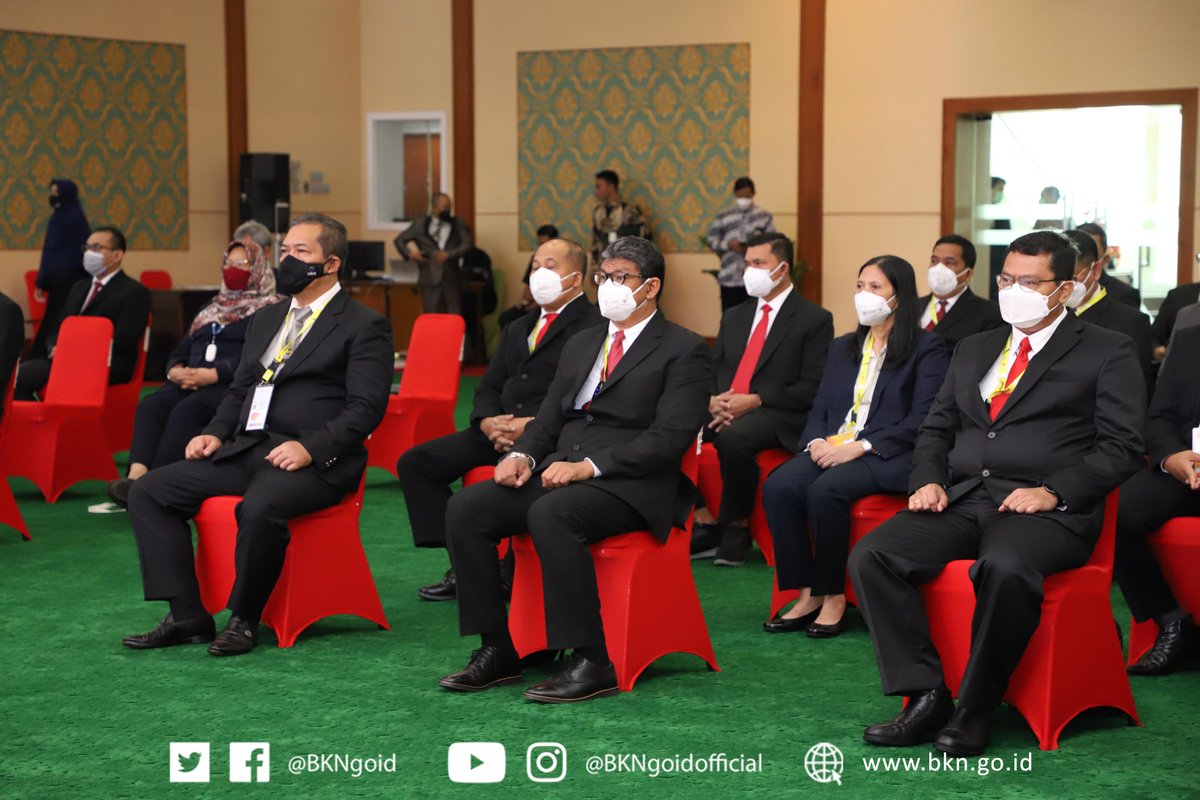 BKNgoid's tweet photo. Suharmen mengusung inovasi dengan judul “Pembangunan dan Pengintegrasian Sistem Informasi Kepegawaian Nasional (Simpegnas) dengan Sistem Informasi Aparatur Sipil Negara (SIASN) untuk Mewujudkan Satu Data ASN di Indonesia”. https://t.co/k8M2xaZQtH