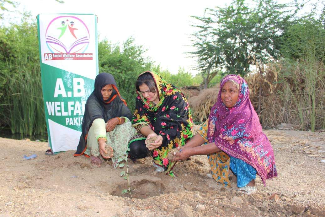 SabaBhattipti's tweet photo. A.B Welfare Foundation 🇵🇰🇵🇰
اے بی ویلفیئر کی طرف سے پودے لگائے جارہے ہیں
درخت 🌳🌳🌳 لگائیں پاکستان کے لیے
درخت لگانا صدقہء جاریہ ہے، تو پھر آئیے اس کارِ خیر میں اپنا حصہ ڈالیے۔ 
#Plant4Pakistan 
 🌳🌳🌳 #Tree Plantation Driver in Pakistan
#abfoundation https://t.co/m5PuZvZfO3