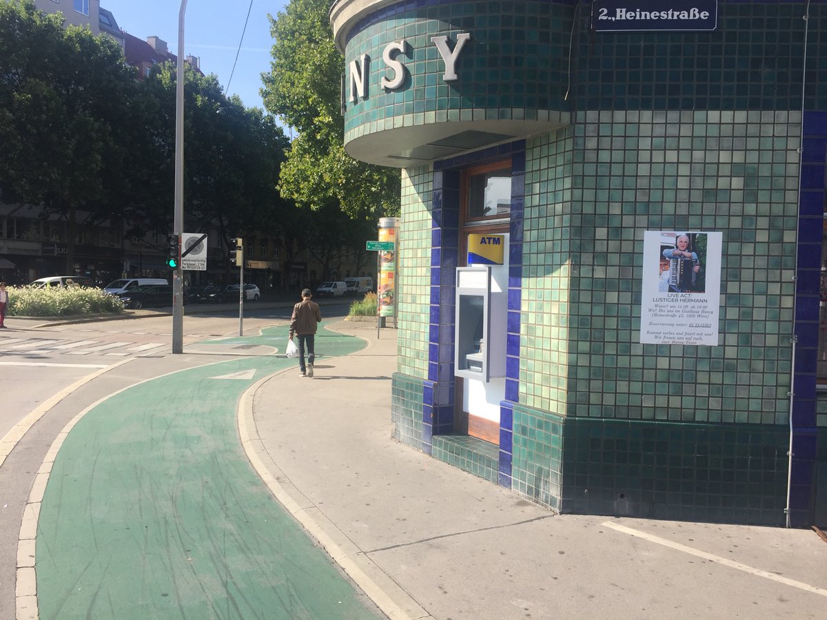 HaschAdi's tweet photo. ...und wieder eine Schnapsidee!
Beim Hansy-Eck, wo sich ohnehin schon Radfahrer und Fußgänger den Platz streitig machen, wurde jetzt ein Bankomat hingestellt. 
Welche Behörde genehmigt so einen Blödsinn https://t.co/h9oUKhnpj7