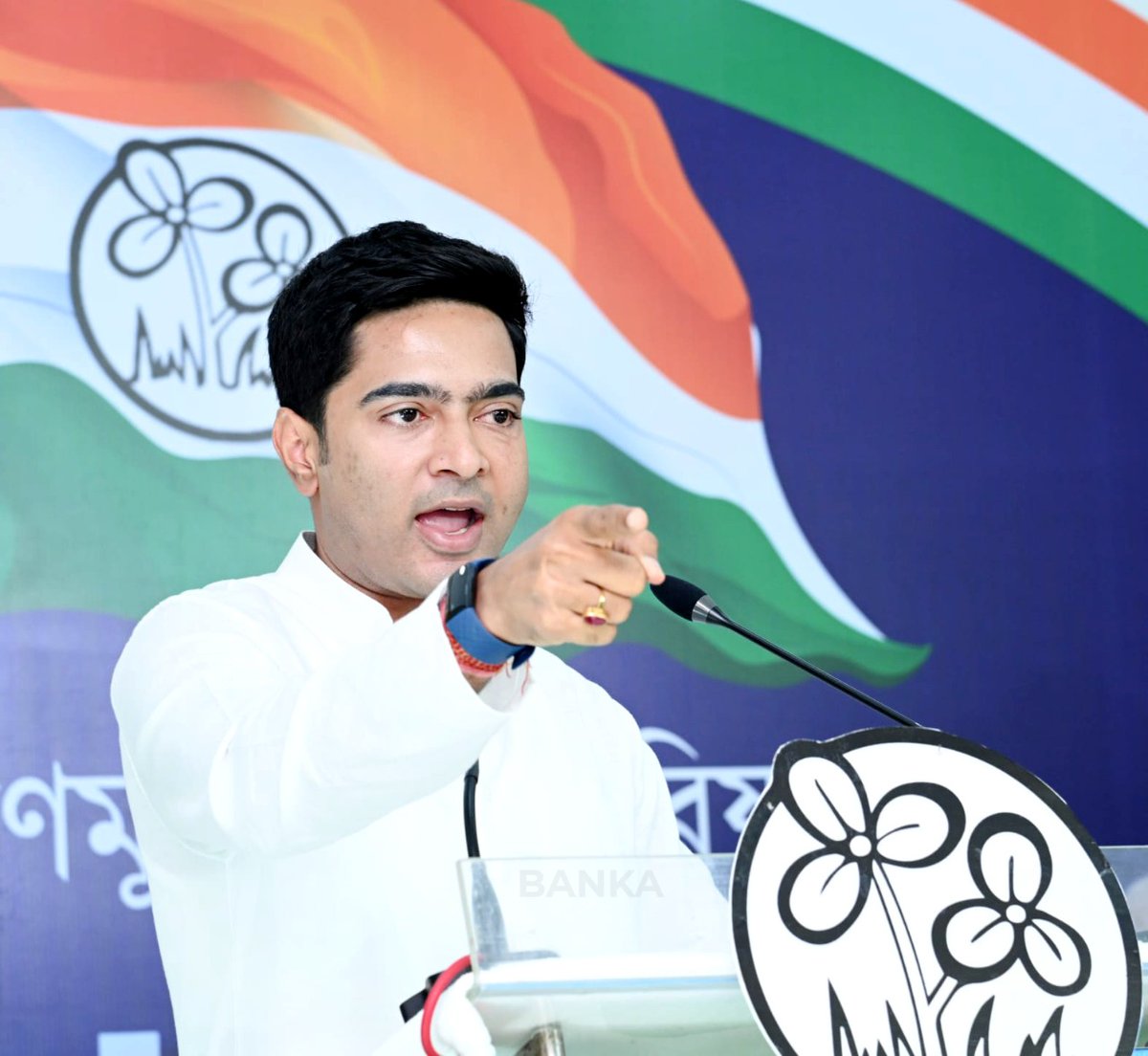 sumanaitc7's tweet photo. অন্যায়ের বিরুদ্ধে আঙ্গুল উঁচিয়ে_দম দেখানোর নামই_অভিষেক বন্দ্যোপাধ্যায় ✊
#GURUDEB 
@abhishekaitc @sumitt7 https://t.co/jaGnPXVslV