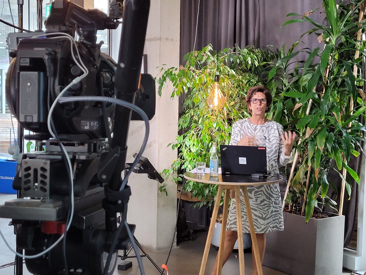 Live aus dem <a href="/Hafven/">Hafven</a> in <a href="/hannover/">Stadt Hannover</a> - unser Talk zur Kommunalwahl. @KirstenWitte spricht gerade über die Situation von Kindern und Jugendlichen. Gleich diskutiert sie mit <a href="/UlrichSchneider/">Ulrich Schneider</a> und Marco Trips vom Städte- und Gemeindebund über soziale Politik vor Ort. Jetzt zuschalten: