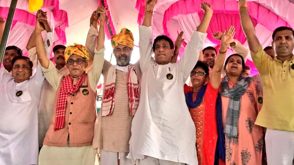 aikscc's tweet photo. किसान आंदोलन एक ऐतिहासिक आंदोलन है देशभर के किसान विभिन्न क्षेत्रों से इस किसान आंदोलन से जुड़ रहे हैं ताकि सरकार के अहंकार को तोड़ा जा सके।

किसान ना झुकेंगे नहीं रुकेंगे जब तक किसानों को न्याय नहीं मिलती किसान पीछे नहीं हटेंगे।

#UP_किसान_महापंचायत_5Sep 
#FarmersProtest https://t.co/D5Gxy8SHgF