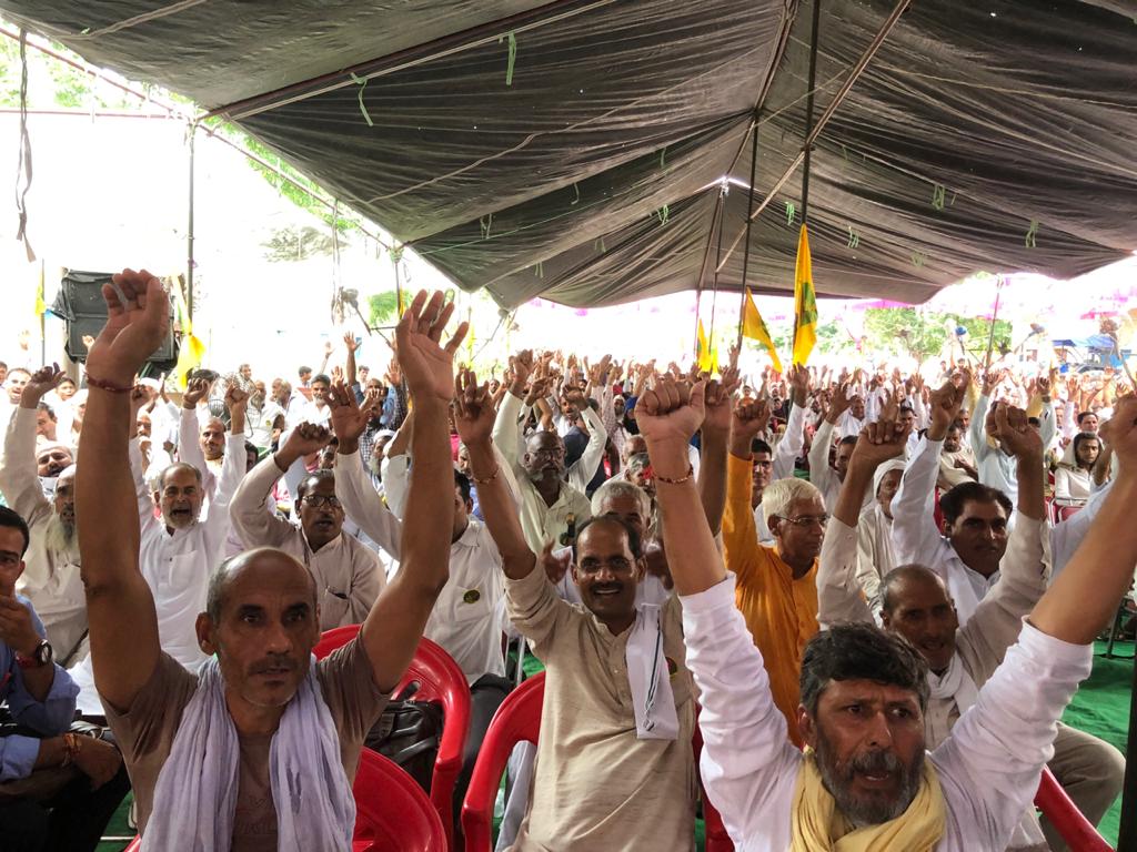 किसान आंदोलन एक ऐतिहासिक आंदोलन है देशभर के किसान विभिन्न क्षेत्रों से इस किसान आंदोलन से जुड़ रहे हैं ताकि सरकार के अहंकार को तोड़ा जा सके।

किसान ना झुकेंगे नहीं रुकेंगे जब तक किसानों को न्याय नहीं मिलती किसान पीछे नहीं हटेंगे।

#UP_किसान_महापंचायत_5Sep 
#FarmersProtest