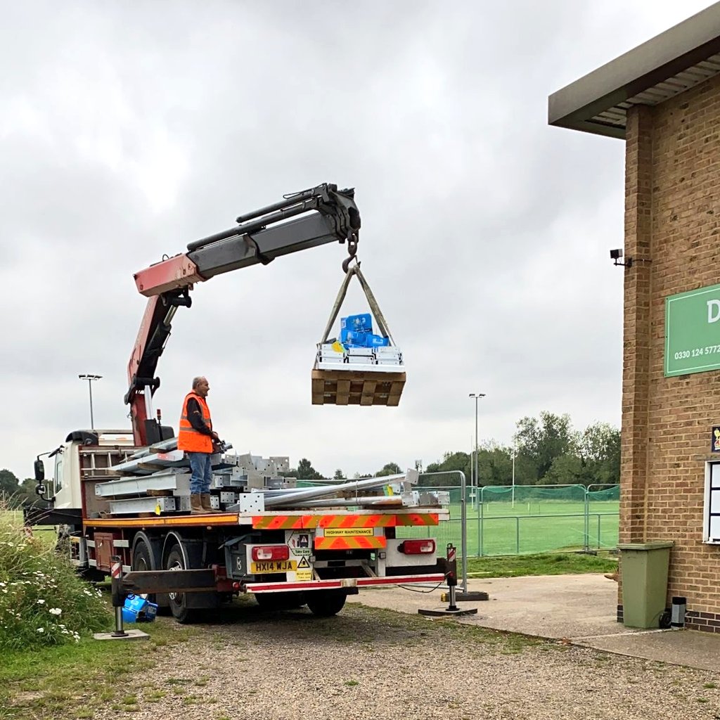 KingsrugbyUK's tweet photo. The era of concrete is over........behold the arrival of cold hard steel 💪

Part one of SW London's biggest Meccano* set has arrived.

👑🦁🏉

#BalconyProject #BuildIt #TheyWillCome

* other model construction systems are available https://t.co/DvDd7jf0I7