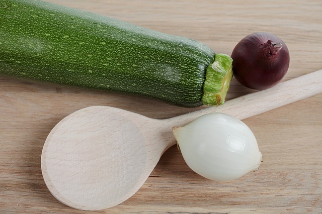 Hier finden Sie das Rezept für leckere Zuchinisuppe. Die macht man unkompliziert und relativ schnell. Es lohnt sich aber auf jeden Fall :) Schauen Sie mal an: 
Zuchinisuppe Rezept
Zutaten:

 - Zuchini - 2 St.
 - Kartoffel - 3 St.
 - Lauch - 1 St.

dekoking.com/zuchinisuppe-r…