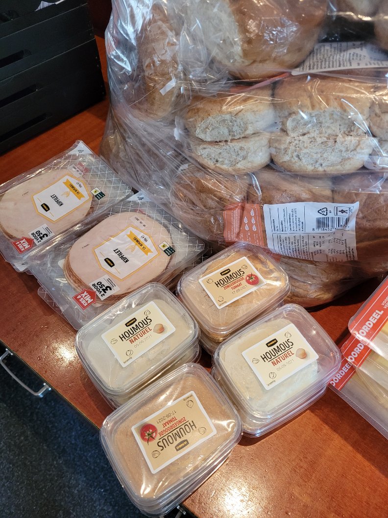 Van het CCC in Zwolle ontvingen wij de overgebleven broodjes van de introductiedag.
Het Carolus Clusius College is tegen foodwaist en wilde graag dat het eten een goede bestemming zou krijgen en dat is gelukt 👌 
Onze bewoners waren er erg blij mee ! 
#dank #omziennaarelkaar