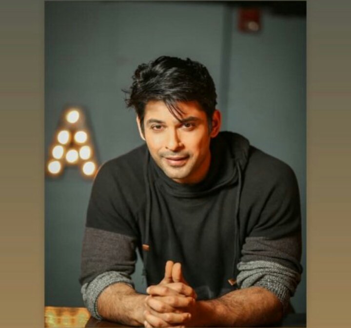 RoyKhushiii's tweet photo. #RIPSiddharthShukla .#Sidheart can't believe this😔😔 https://t.co/giuUkdNnCY