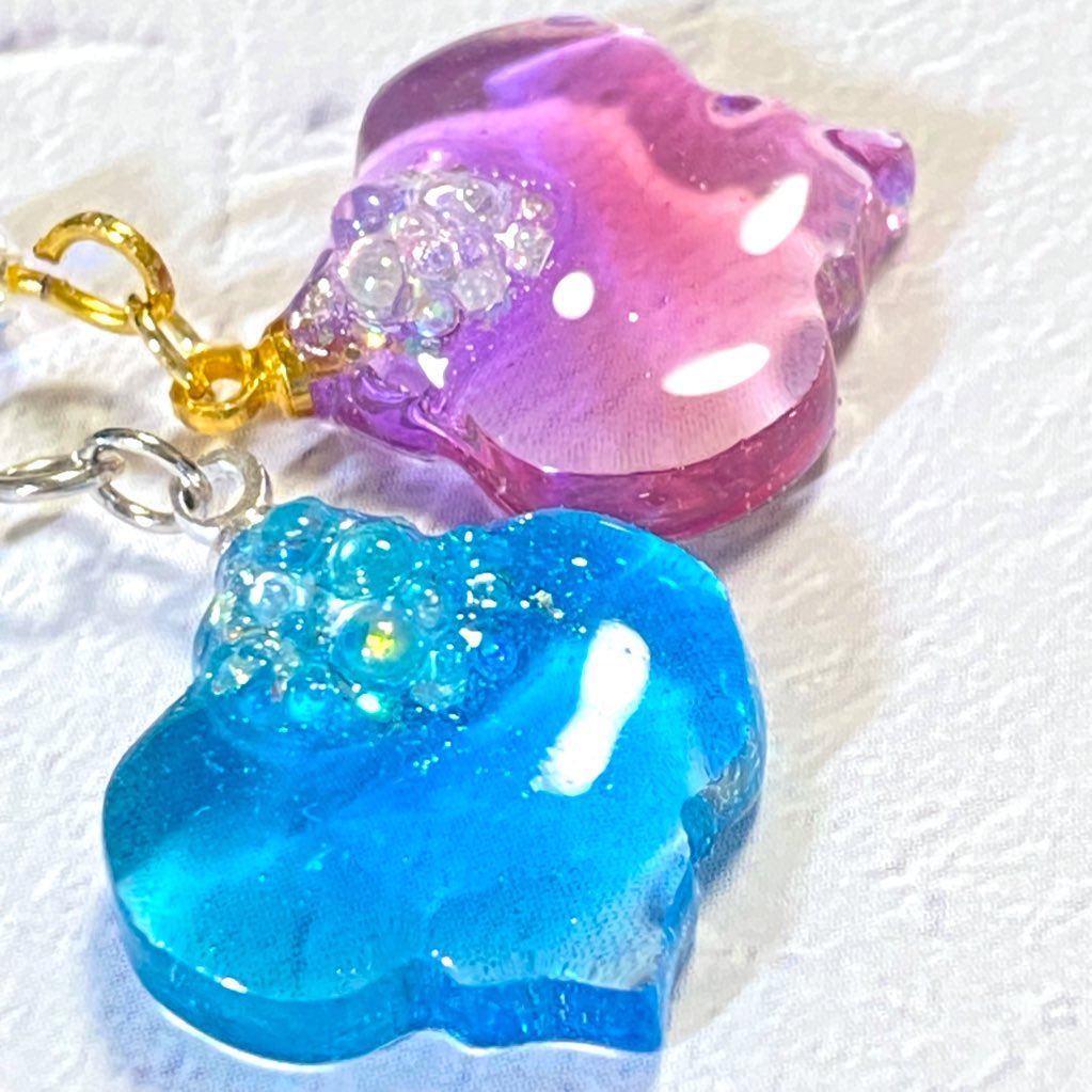 sumokogeda's tweet photo. 新作のイヤリング作った♡
╰(*´︶`*)╯♡
ぷくぷくしてるけどキラキラです✨
レジン液とカラーは@resindou1 さんのモノを使ってます✨
シリコンモールドは@ULCUTE1 さんのモノを使ってます♡
#レジン道
#ULCUTE https://t.co/plkXWVc8aL