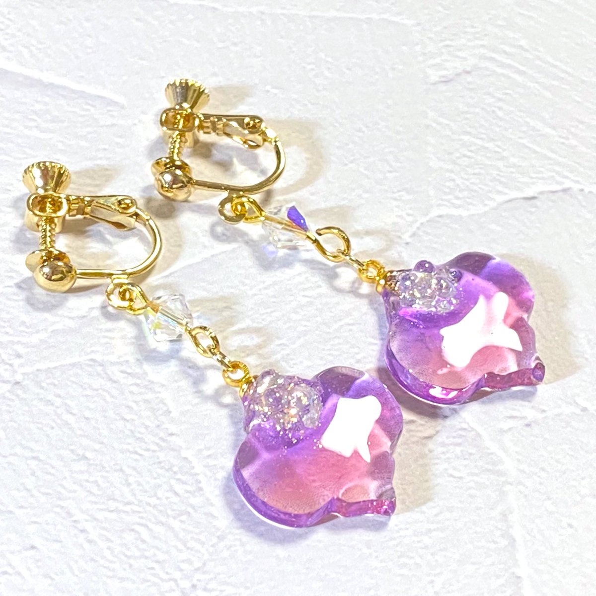 sumokogeda's tweet photo. 新作のイヤリング作った♡
╰(*´︶`*)╯♡
ぷくぷくしてるけどキラキラです✨
レジン液とカラーは@resindou1 さんのモノを使ってます✨
シリコンモールドは@ULCUTE1 さんのモノを使ってます♡
#レジン道
#ULCUTE https://t.co/plkXWVc8aL
