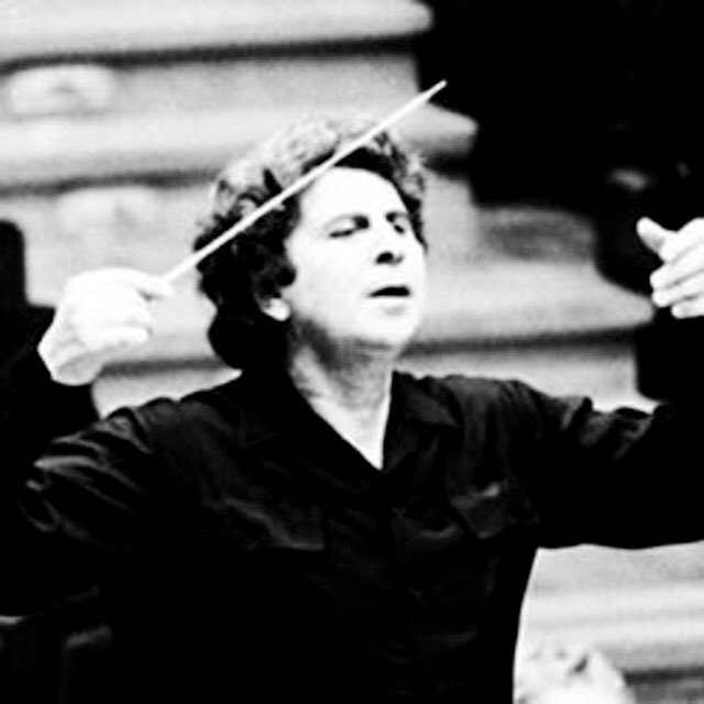 Adiós a #MikisTheodorakis! El compositor más importante de #Grecia e icono de la resistencia nos deja a los 96 años! Fue autor de bandas sonoras inolvidables como la de #ZorbaElGriego y suya es también la música de la canción #LunaDeMiel  a la que Penagos puso letra en España 🎼