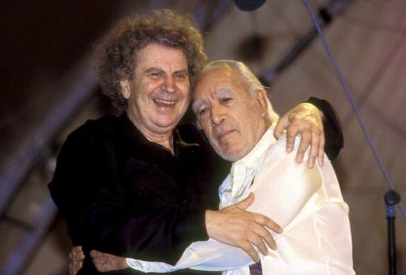 ElCronistaCult's tweet photo. Adiós a #MikisTheodorakis! El compositor más importante de #Grecia e icono de la resistencia nos deja a los 96 años! Fue autor de bandas sonoras inolvidables como la de #ZorbaElGriego y suya es también la música de la canción #LunaDeMiel  a la que Penagos puso letra en España 🎼 https://t.co/PX6aYdIxlG