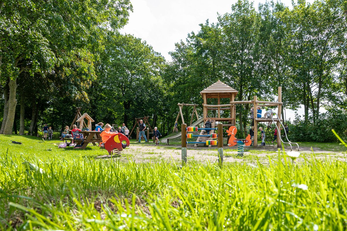 WonenNWF's tweet photo. Vanaf 1 juli kunnen de kinderen van Wier spelen in de vernieuwde speeltuin in hun dorp. It Kattenest is het afgelopen jaar volledig vernieuwd. Een financiële bijdrage van verschillende partijen en de inzet van vrijwilligers maakten dit project mogelijk. https://t.co/dYmLHrJpOF https://t.co/s7LlUTKJYg