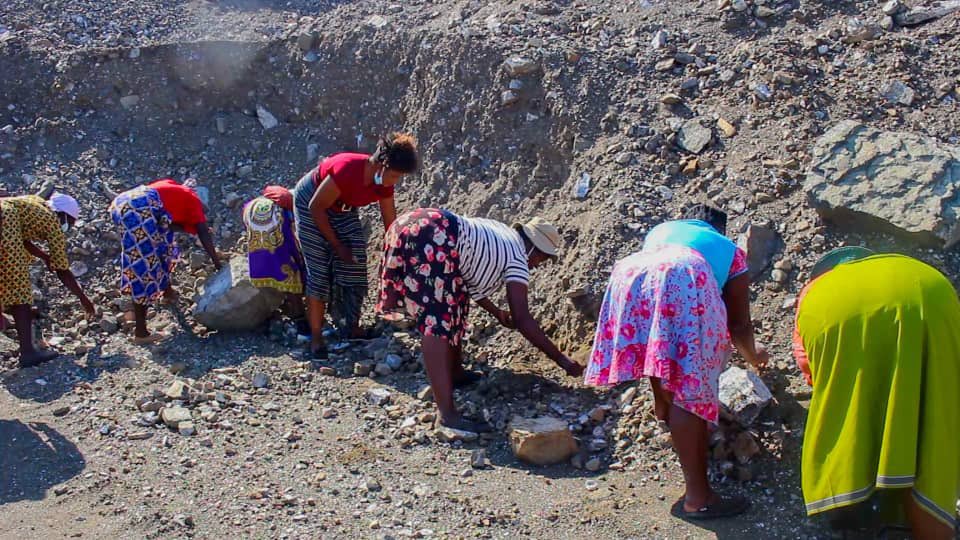 nmutonhori's tweet photo. There are ongoing @ParliamentZim feedback sessions on gender inclusivity in mining. @ZELA_Infor decent work for women campaign calls @MinistryMines to regularize chrome pricesso women getfair share for their work For 1 tonne they gt btwn $25-$40 depending on grade #TipeiwoDariro https://t.co/NURWRtiNrK