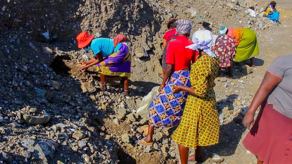 nmutonhori's tweet photo. There are ongoing @ParliamentZim feedback sessions on gender inclusivity in mining. @ZELA_Infor decent work for women campaign calls @MinistryMines to regularize chrome pricesso women getfair share for their work For 1 tonne they gt btwn $25-$40 depending on grade #TipeiwoDariro https://t.co/NURWRtiNrK