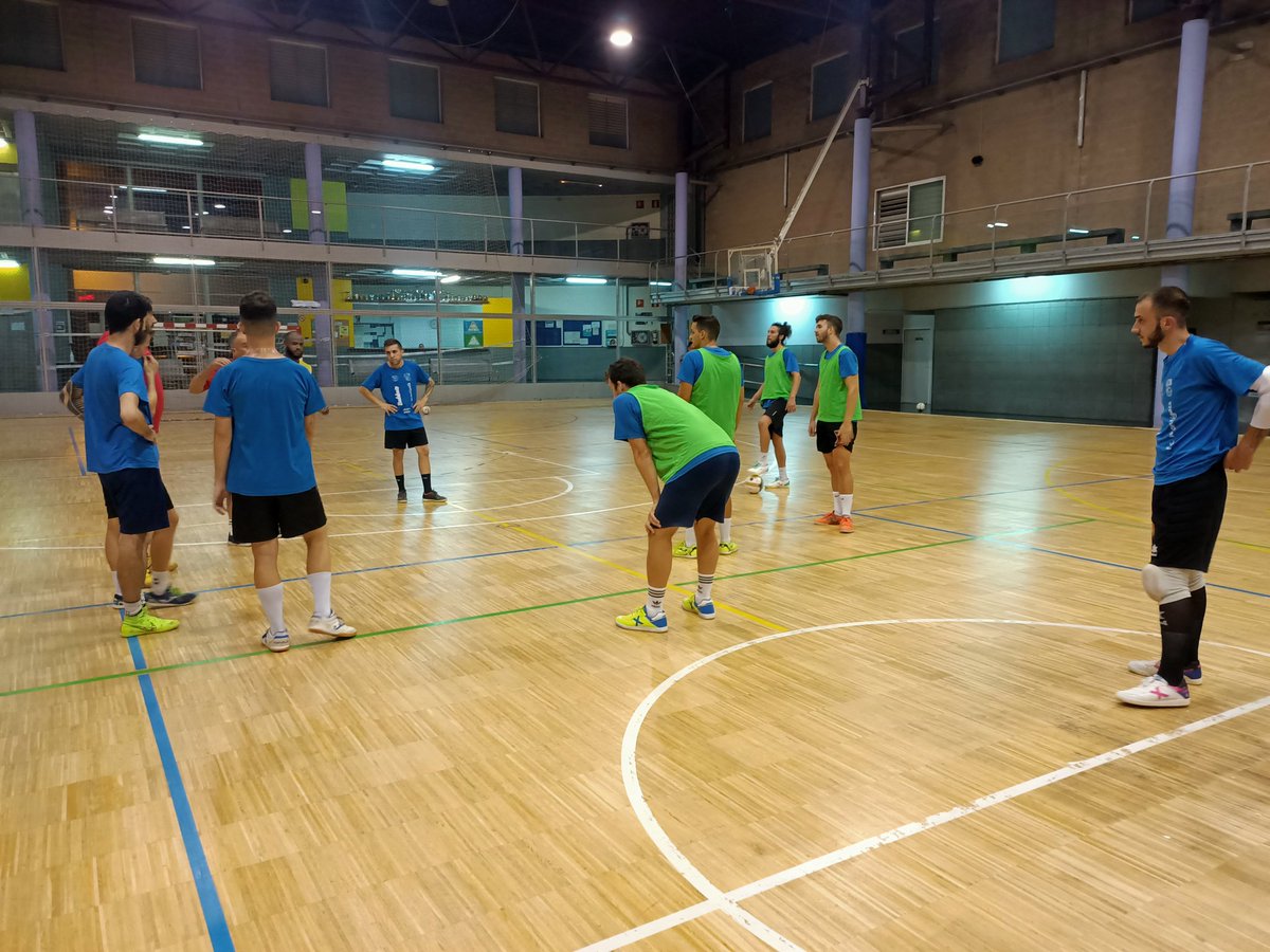 AEBDimonis's tweet photo. ✅ Avui ha iniciat la temporada el #senior #futsal @neoproofsi al Pavelló de Montigalà com també hem realitzat les portes obertes de la categoría #Infantil 😀

#somdimonis👹 #esperitdimoni⚽️ https://t.co/Tbj7PenkbZ