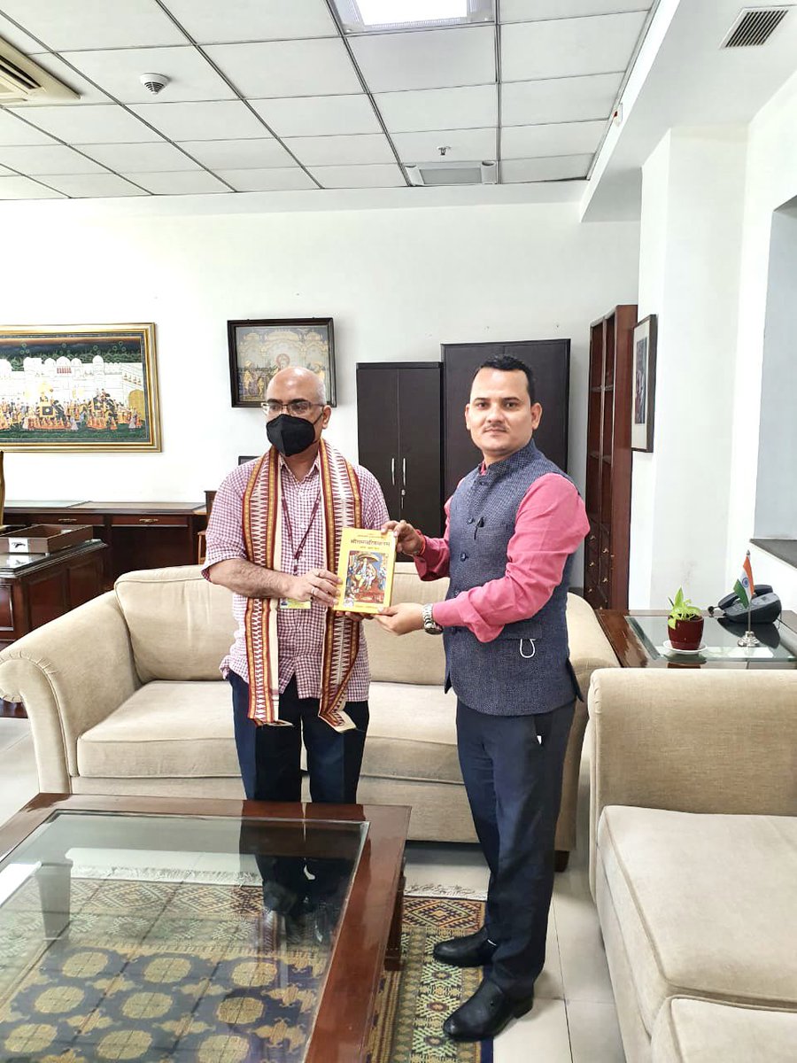 BJPDSO's tweet image. स्नेहिल भेंट!

आदरणीय अखिलेश मिश्रा जी 
आयरलैंड में अतुल्य भारत के मनोनीत राजदूत एवं विशेष सचिव (राजनैतिक) विदेश मंत्रालय

बरिष्ट विदेश सेवा अधिकारी, सरल व्यक्तित्व है  आज मुलाक़ात कर आशीर्वाद लिया अवध के क्षेत्र की अवधी भाषा में संवाद कर परिवारिक सुखद अनुभूति! सादर प्रणाम!