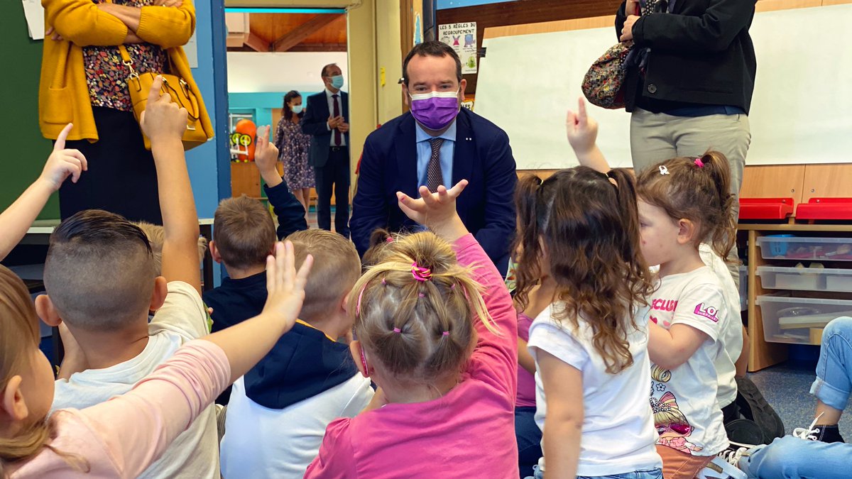 AcAmiens's tweet photo. 1er jour de #rentree et 1ers retours sur les apprentissages. 📔✏️
Une année qui débute aussi avec des nouveautés ⤵️
À l’école Picardie, @Abbeville80, en #EducationPrioritaire, les enseignants travaillent désormais avec des grandes sections à #EffectifsReduits. https://t.co/7HjzIkeVSV