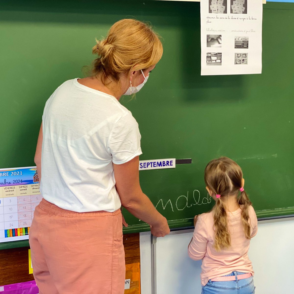 AcAmiens's tweet photo. 1er jour de #rentree et 1ers retours sur les apprentissages. 📔✏️
Une année qui débute aussi avec des nouveautés ⤵️
À l’école Picardie, @Abbeville80, en #EducationPrioritaire, les enseignants travaillent désormais avec des grandes sections à #EffectifsReduits. https://t.co/7HjzIkeVSV