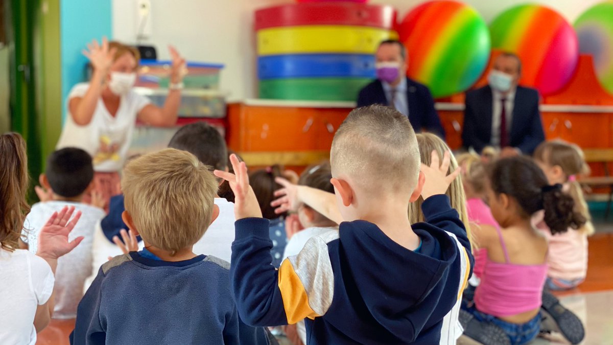 AcAmiens's tweet photo. 1er jour de #rentree et 1ers retours sur les apprentissages. 📔✏️
Une année qui débute aussi avec des nouveautés ⤵️
À l’école Picardie, @Abbeville80, en #EducationPrioritaire, les enseignants travaillent désormais avec des grandes sections à #EffectifsReduits. https://t.co/7HjzIkeVSV