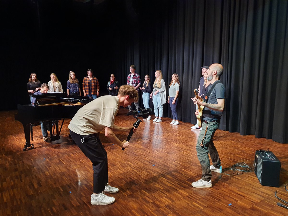 #100daystogo! Today we release our official song #flyinghigh.🎧

On our website you can download the song, stream it or watch the making-of video of the song production.

To the media release: winteruniversiade2021.ch/media/images/2…

#Lucerne2021 #WelcomeHome