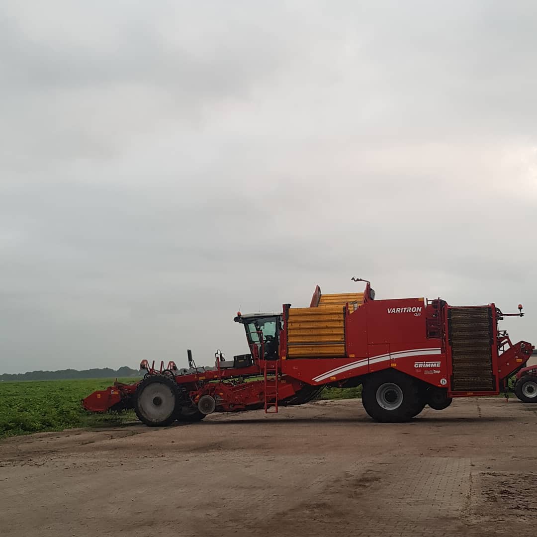 Berndsloots's tweet photo. Vandaag zijn we gestart met de oogst van onze zetmeelaardappelen. Het rooien word gedaan door een Grimme varitron 470 van Houwing agro BV. @_Weinans @alexboer1 #periode1 #AVEBE #akker #Grimme #powertothezetmeelpieper #saprodi #nieuweoogst #boerbewust https://t.co/OvdcRan6Jb