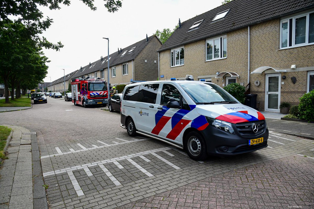 Brandweer doet metingen in woning op verzoek van politie Hoogvliet Rotterdam. 112Rotterdam.