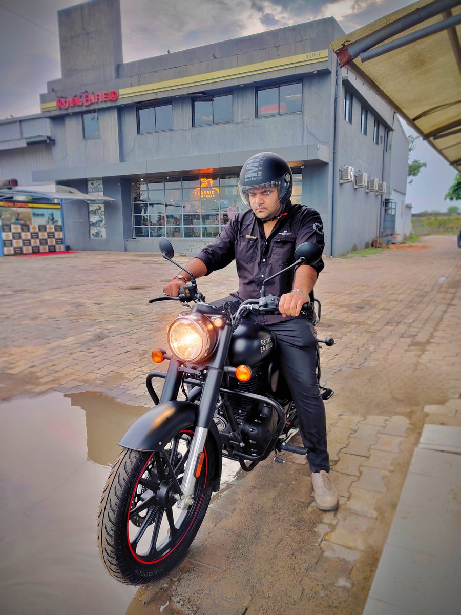 rrajasc's tweet photo. 𝐈𝐭'𝐬 𝐧𝐨𝐭 𝐚 𝐫𝐚𝐜𝐞, 𝐢𝐭𝐬 𝐚 𝐣𝐨𝐮𝐫𝐧𝐞𝐲 !

@royalenfield #royalenfield #classic350 #blacklove #black #finallymine https://t.co/NnAS6DJJtv