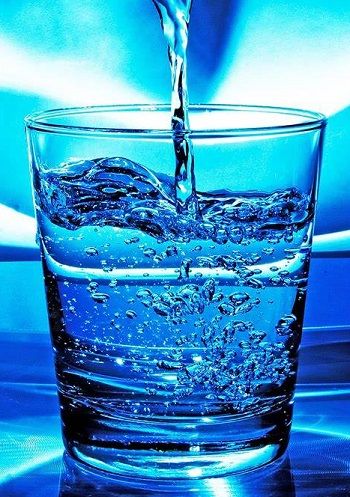 LiveInCareHub's tweet photo. Glowing skin, increased energy, higher mental function and weight loss; these are just a few of the benefits for the low cost of eight glasses of water a day. But how much water do you actually need? https://t.co/yDAKd2Pq3Z #BodyStuff #Podcast #Water https://t.co/jlEDYEEM1L