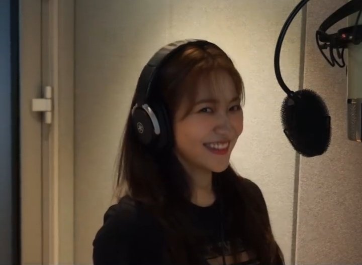 yermiesc's tweet photo. Yeri loves singing, she's not only actress. Kim Yerim is singer before that, accept her song as you accept her acting 💜 https://t.co/1pCdgXh5cr