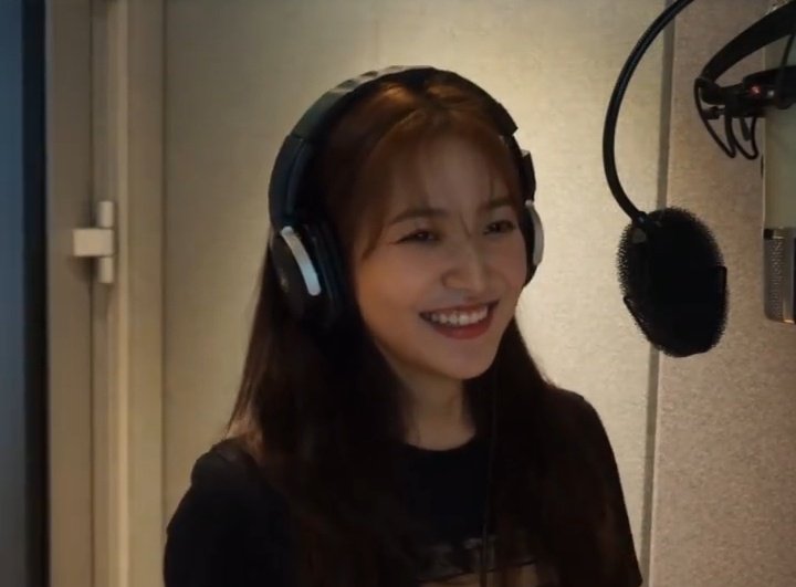 yermiesc's tweet photo. Yeri loves singing, she's not only actress. Kim Yerim is singer before that, accept her song as you accept her acting 💜 https://t.co/1pCdgXh5cr
