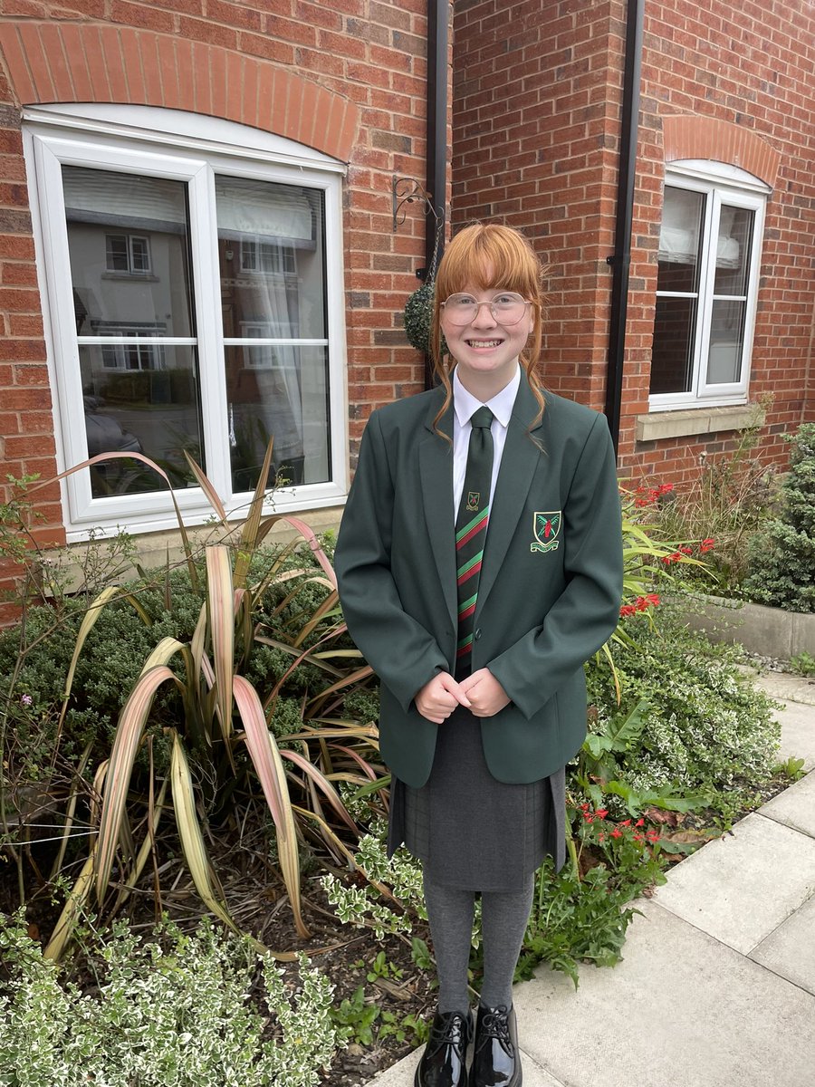 paulaeaves21's tweet image. My gorgeous girl and her friends first day at high school today, very grown all of a sudden and off to start their new journey @SEACHS1961 Good luck to everyone moving up classes or schools. #BacktoSchool2021 #firstdayofhighschool